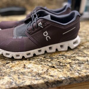 On Shoes- mulberry size 7.5